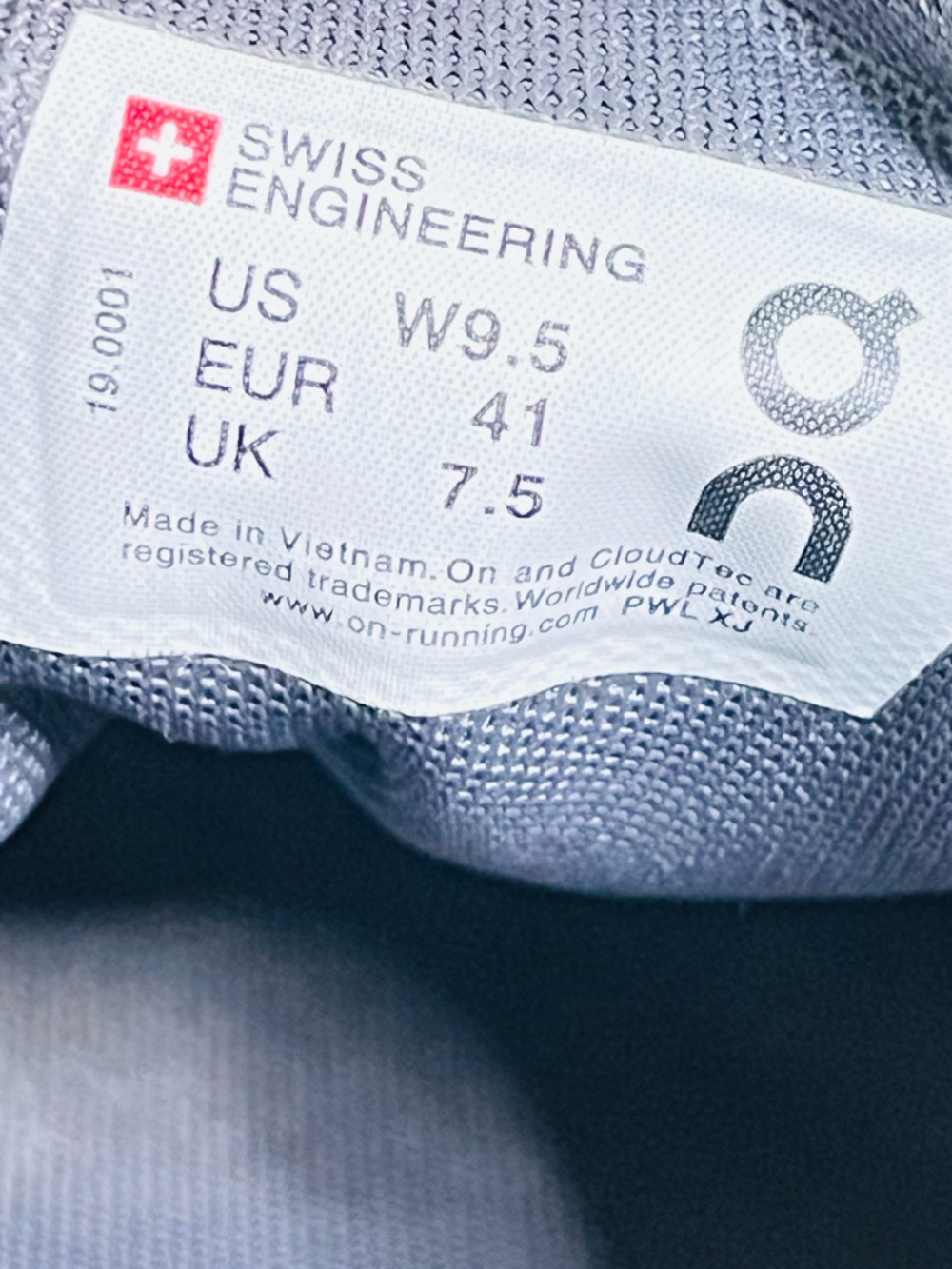 On Cloud Women’s 9.5 Black White Athletic Running Shoes Swiss Engineering *READ - Picture 12 of 13